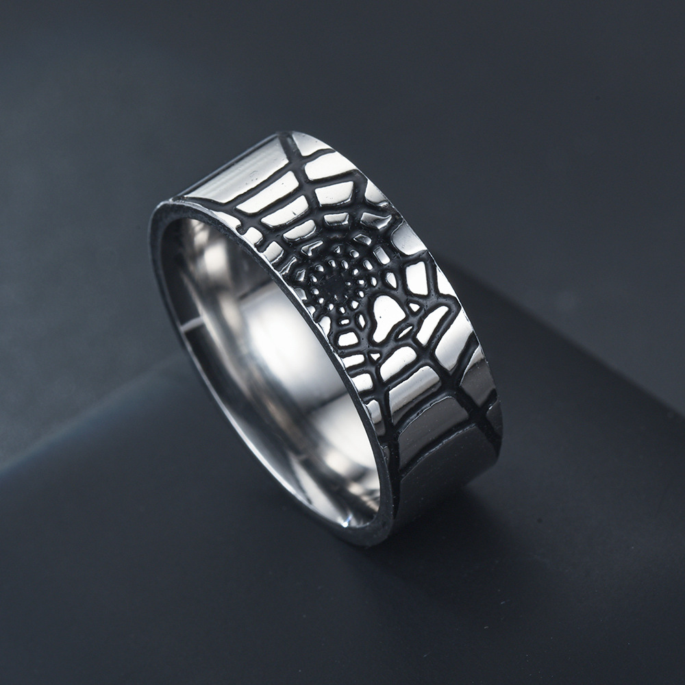 Prosty pierścionek z pajęczyną – Initial Ring Custom recenzja i cena