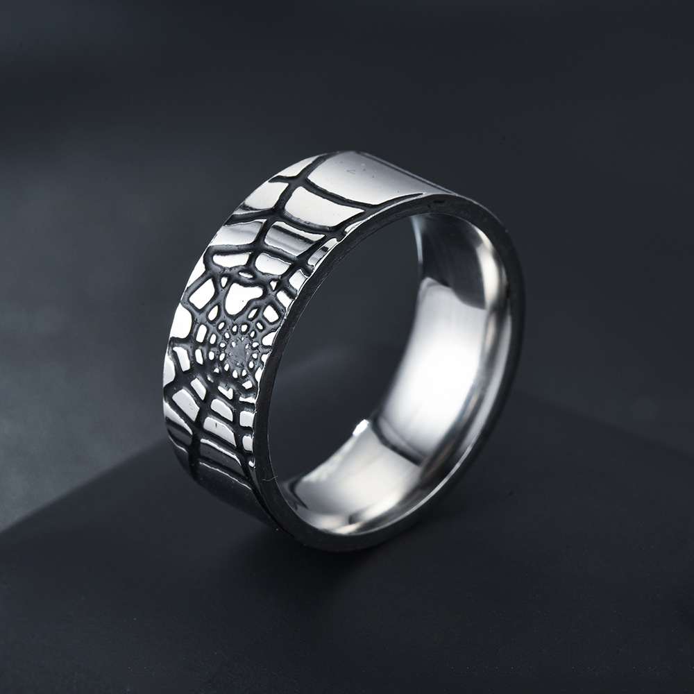 Prosty pierścionek z pajęczyną – Initial Ring Custom recenzja i cena