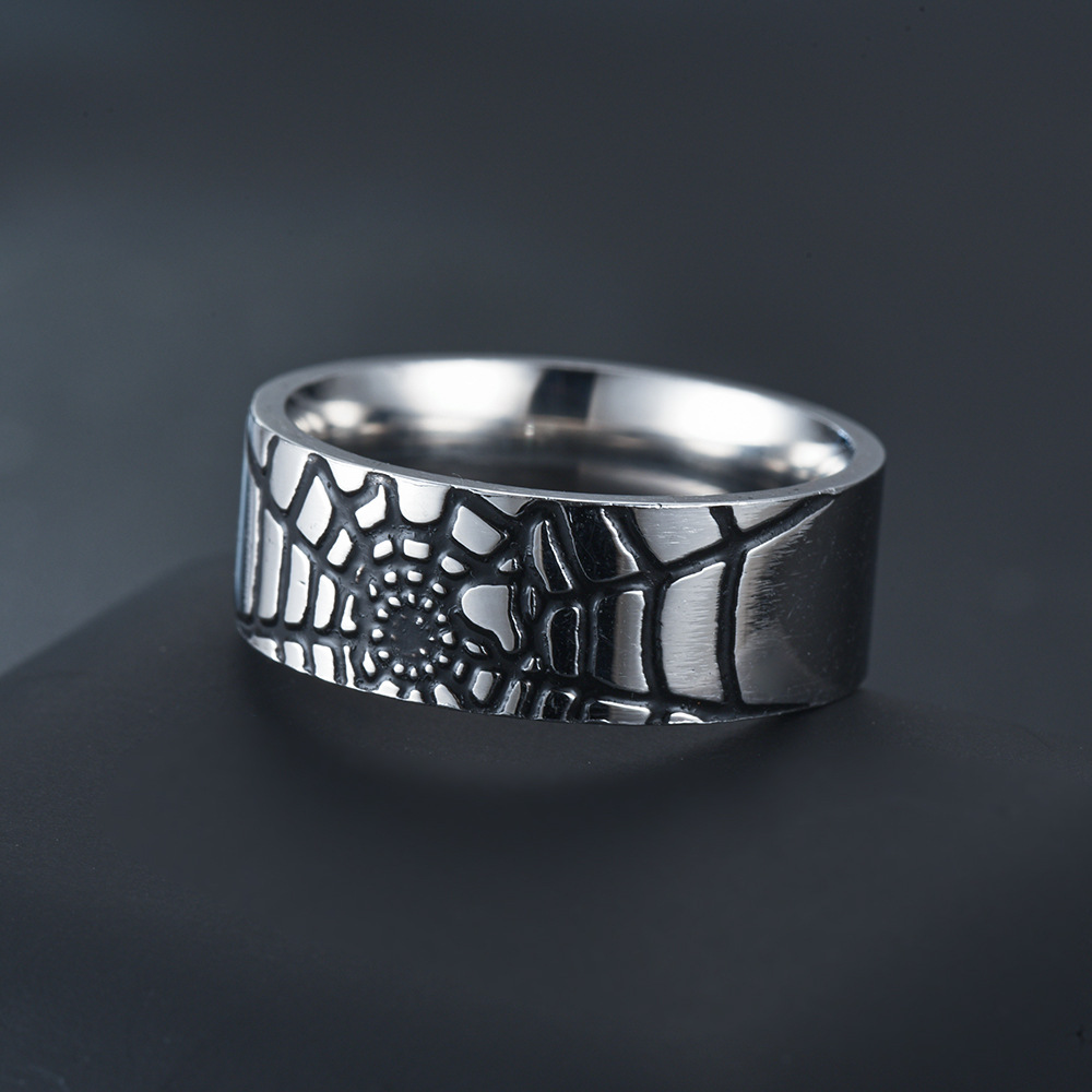 Prosty pierścionek z pajęczyną – Initial Ring Custom recenzja i cena