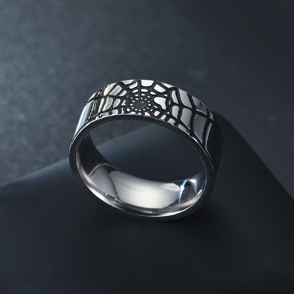 Prosty pierścionek z pajęczyną – Initial Ring Custom recenzja i cena