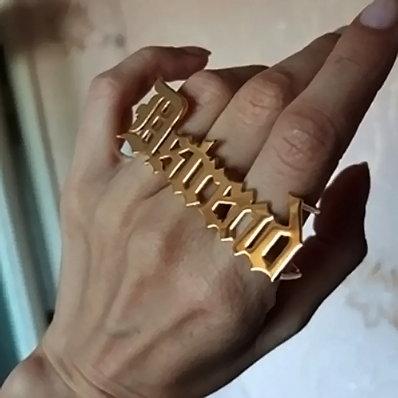 Niestandardowy pierścionek z i – Initial Ring Custom recenzja i cena